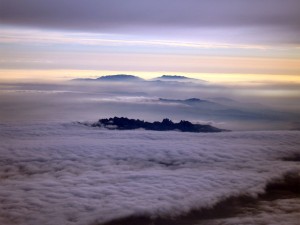 Montserrat emergint de la boira
